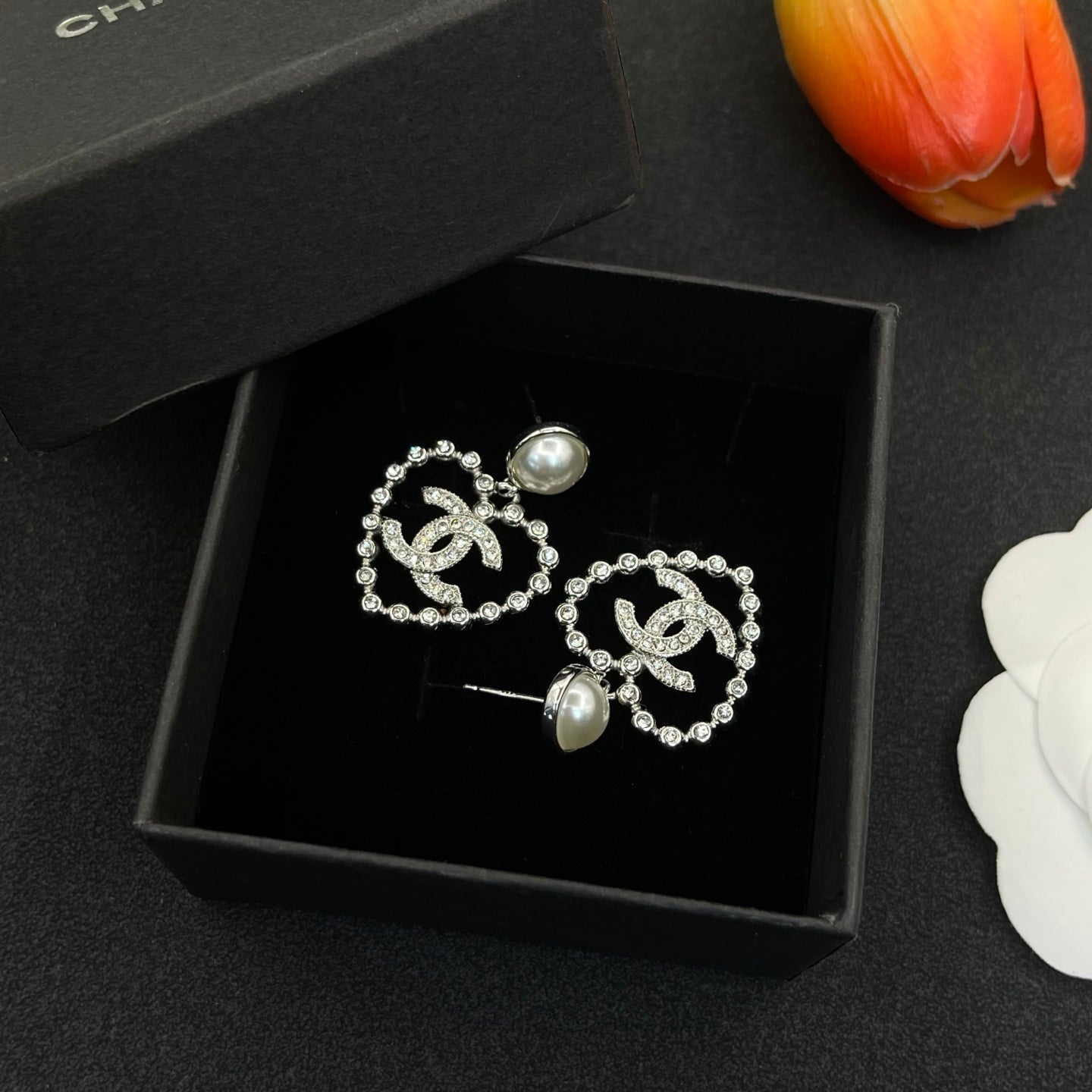 Heart-shaped Diamond Pearl Earrings