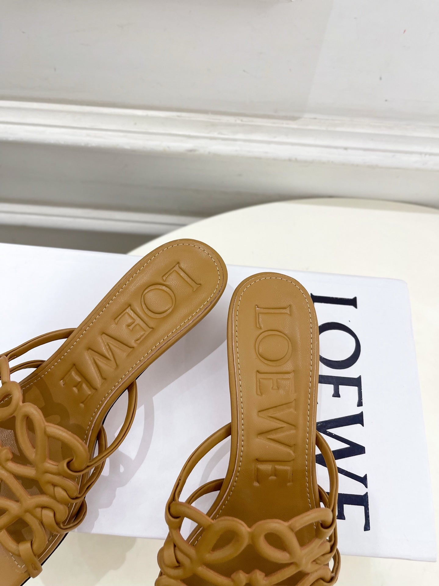 Hollow-out print flat slippers