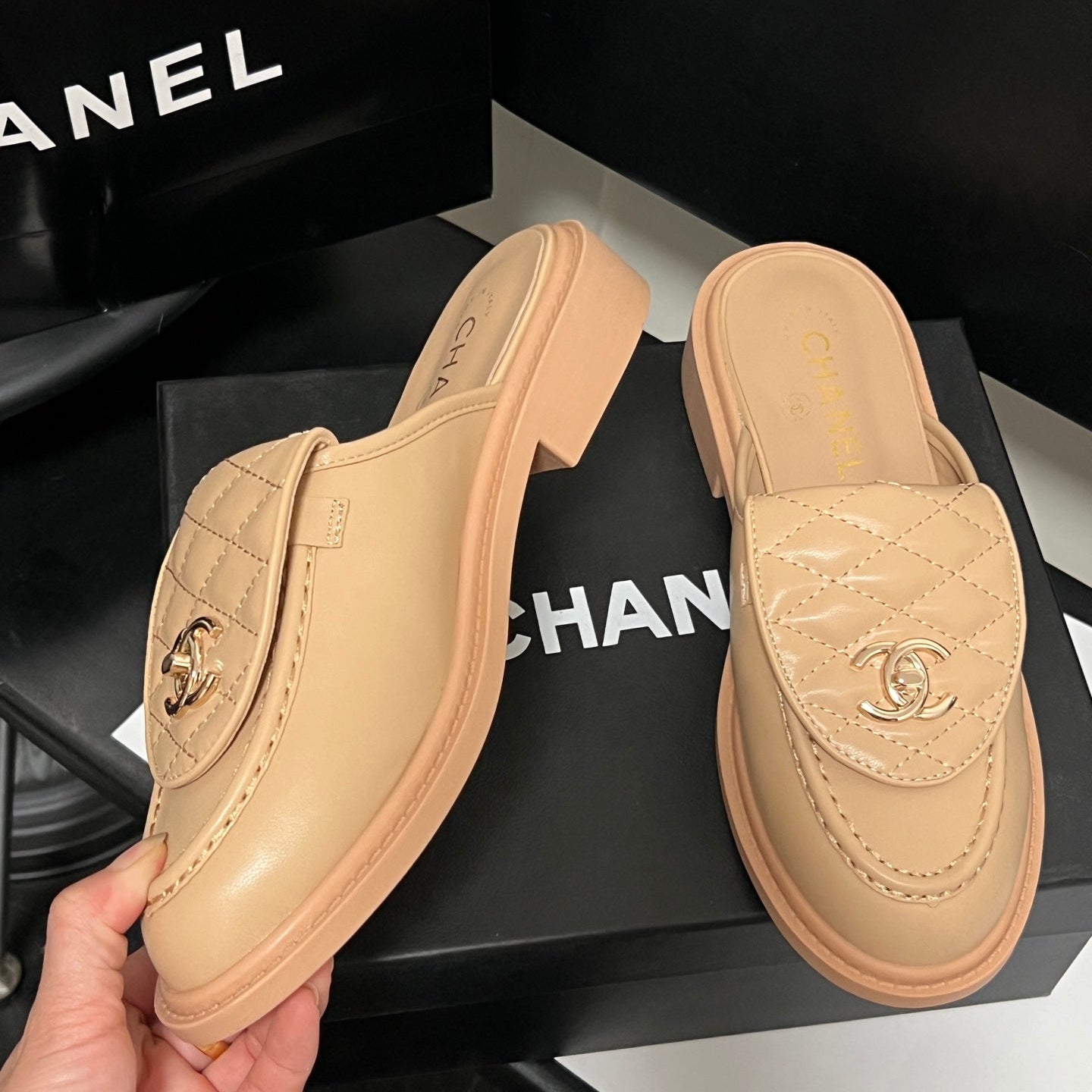 Stylish Argyle half-covered leather shoes