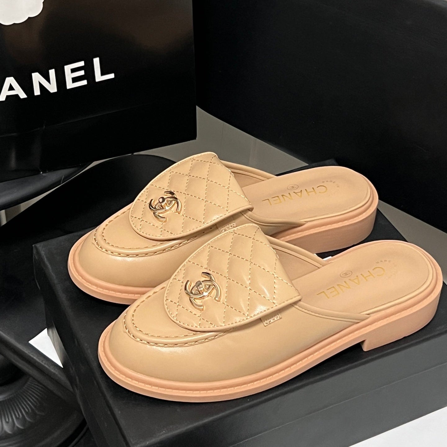 Stylish Argyle half-covered leather shoes