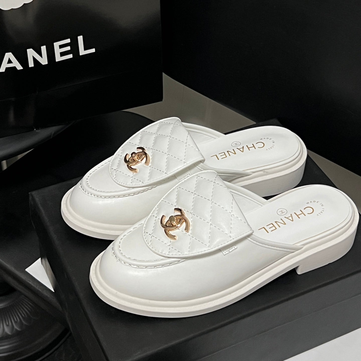 Stylish Argyle half-covered leather shoes