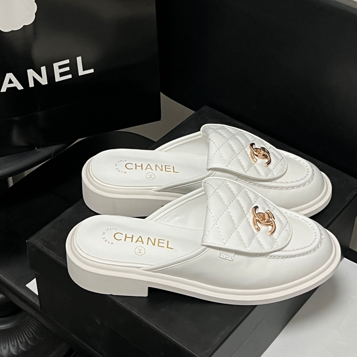 Stylish Argyle half-covered leather shoes