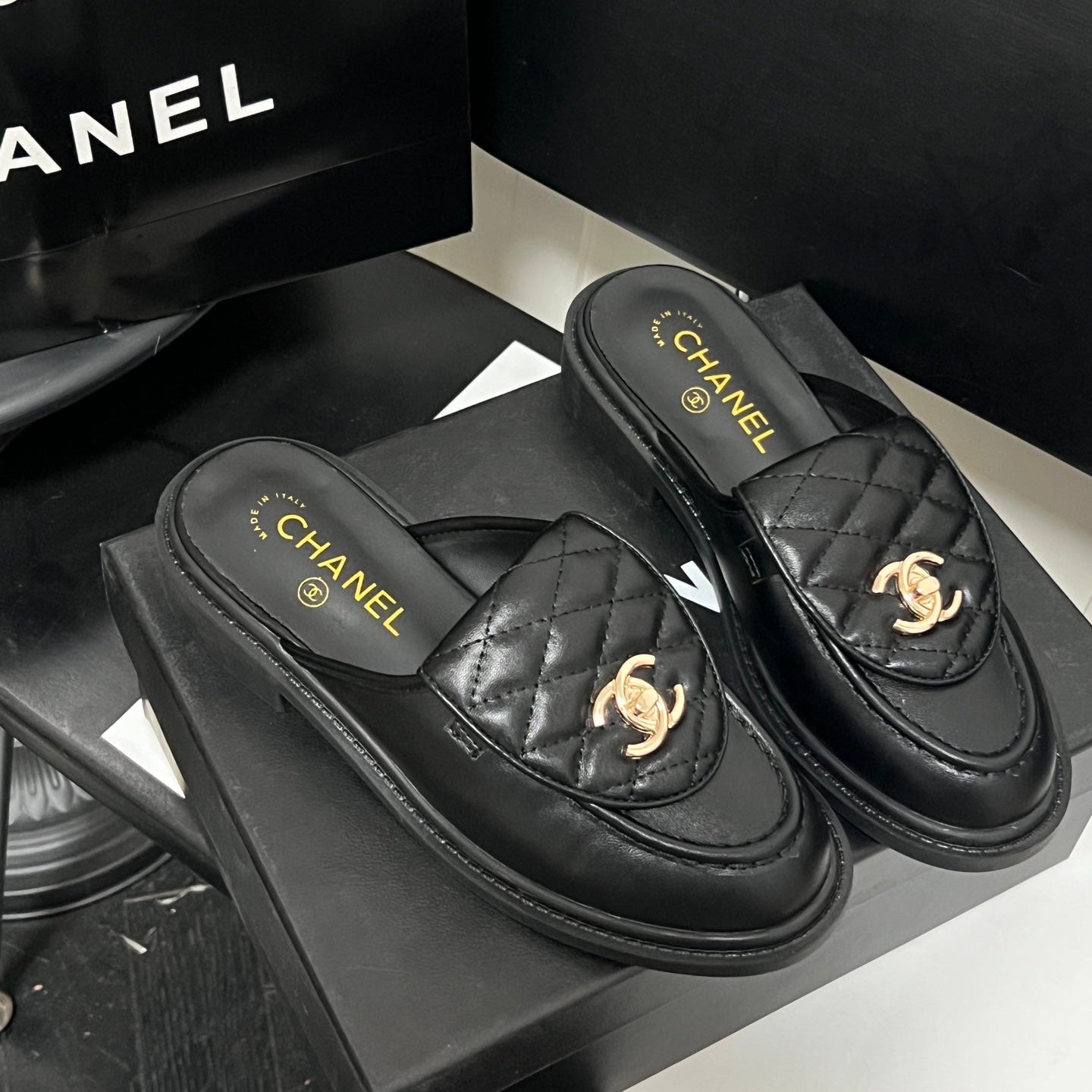 Stylish Argyle half-covered leather shoes