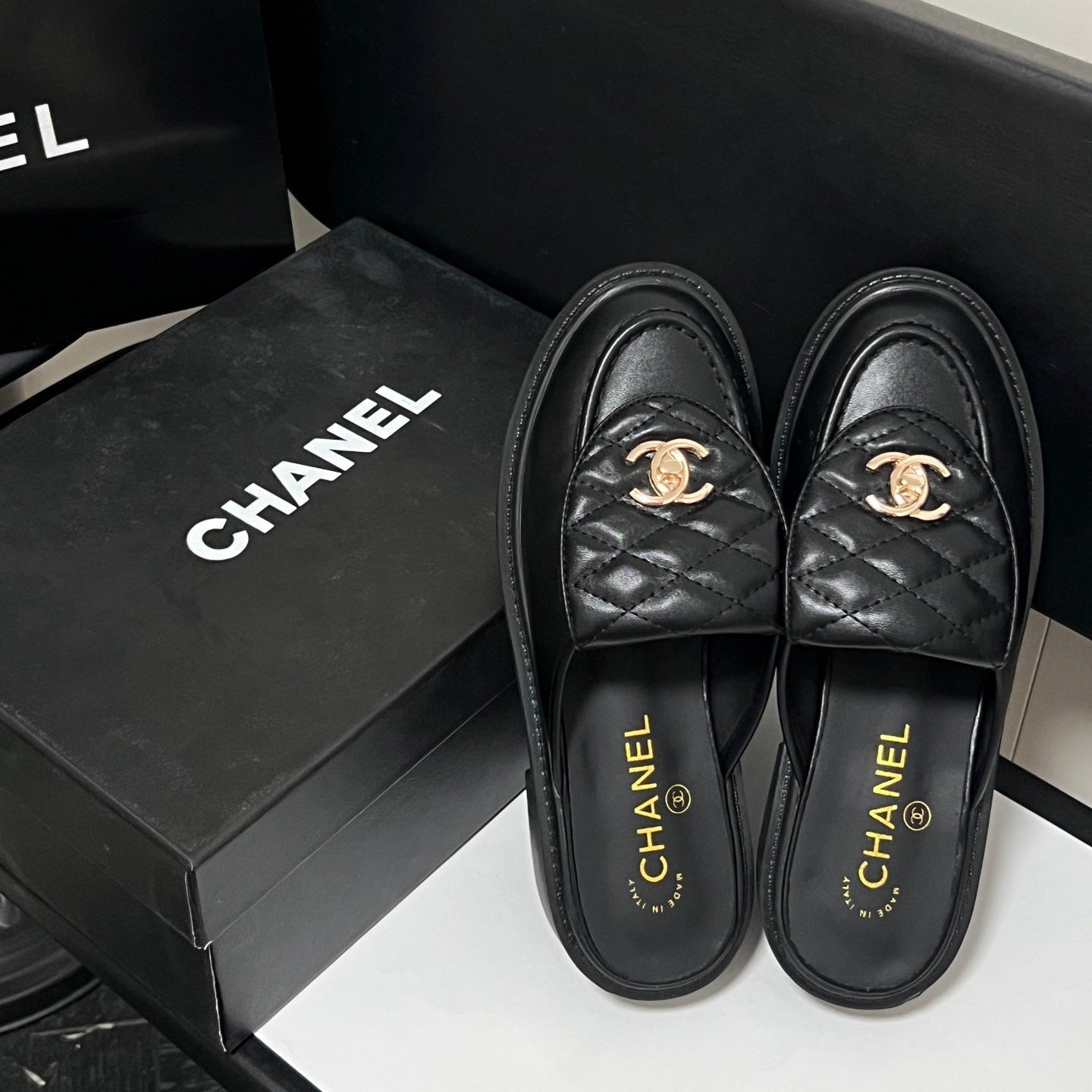 Stylish Argyle half-covered leather shoes