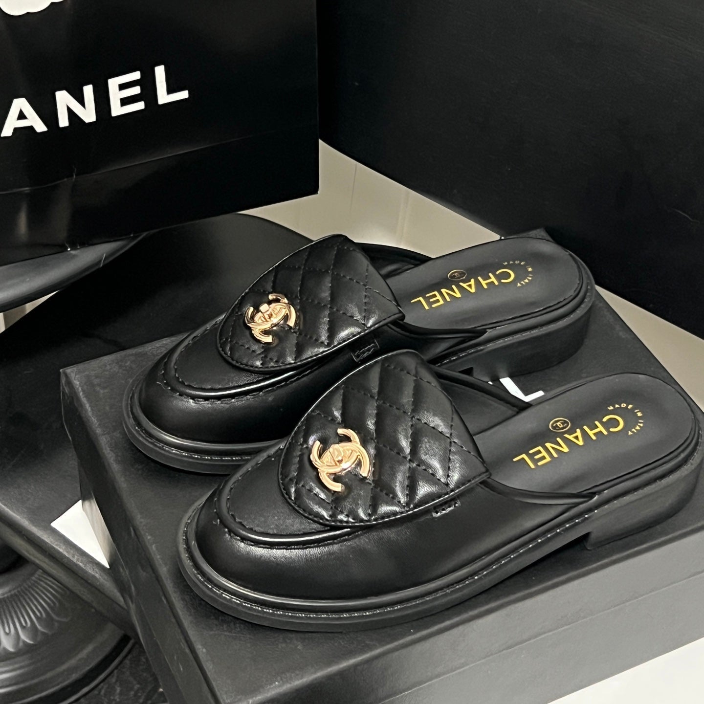 Stylish Argyle half-covered leather shoes