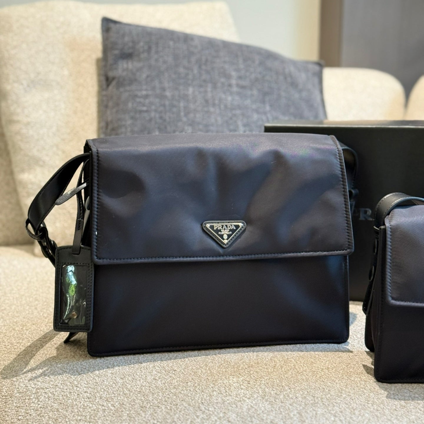 Unisex nylon messenger bag