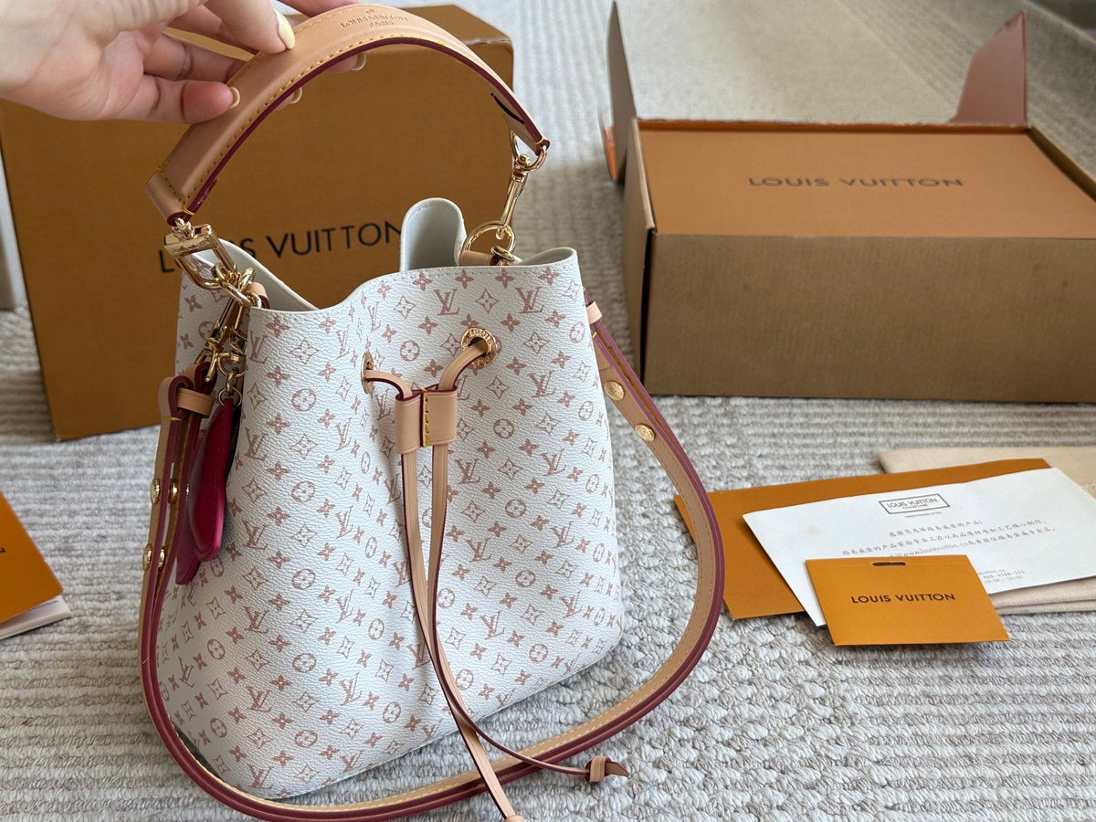 Classic leather bucket bag