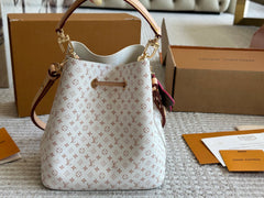 Classic leather bucket bag