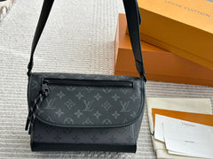 Versatile black gray neutral crossbody bag
