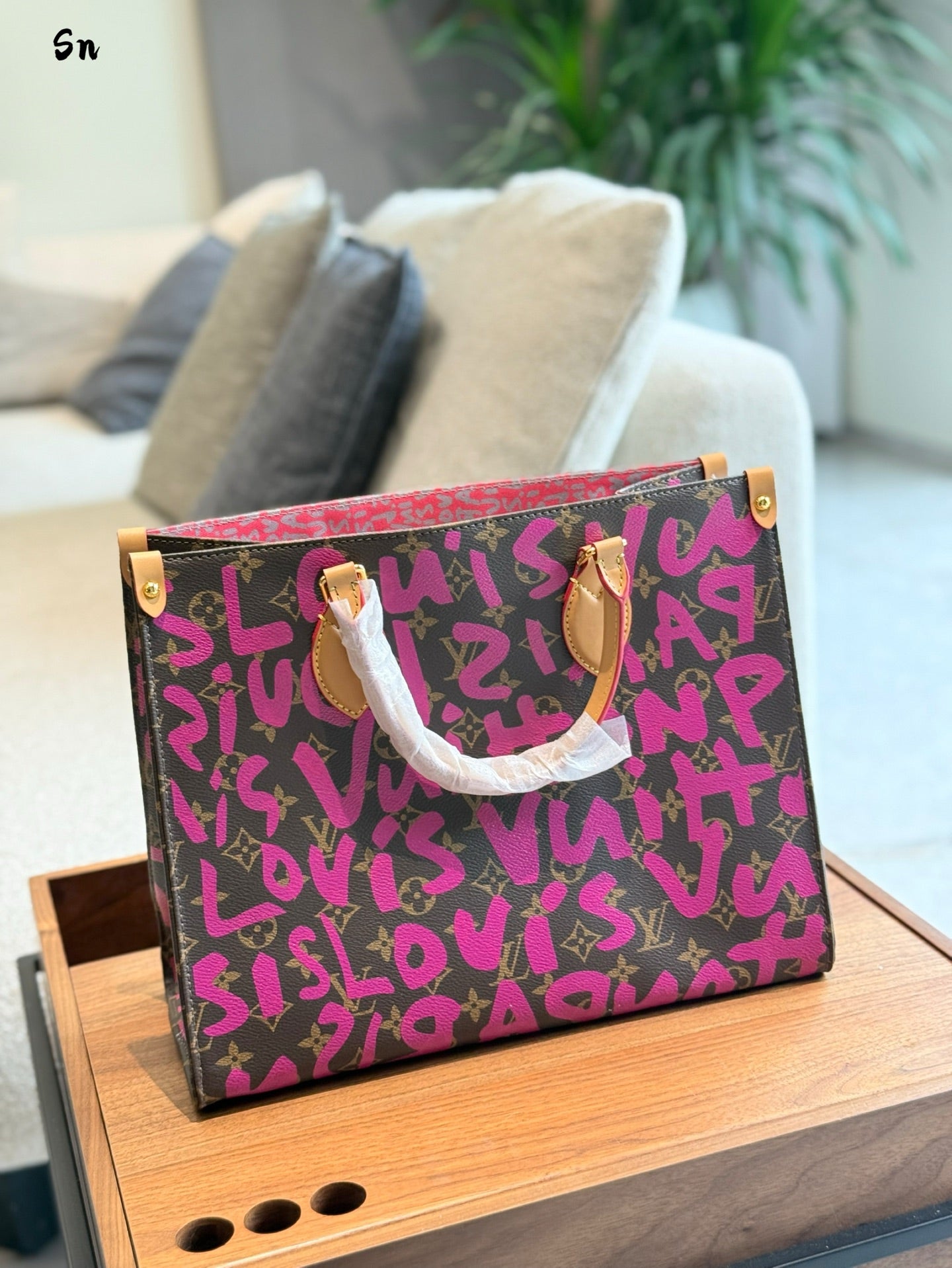 Graffiti letters shopping bag