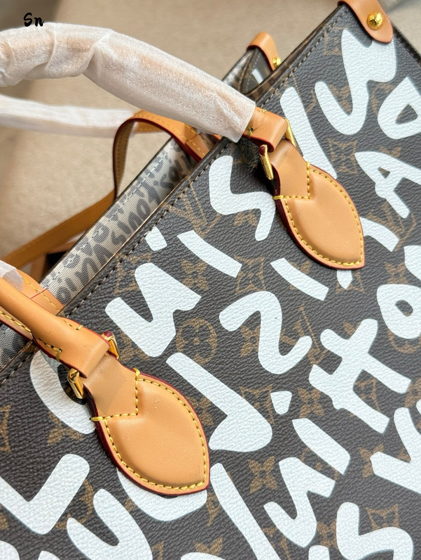 Graffiti letters shopping bag