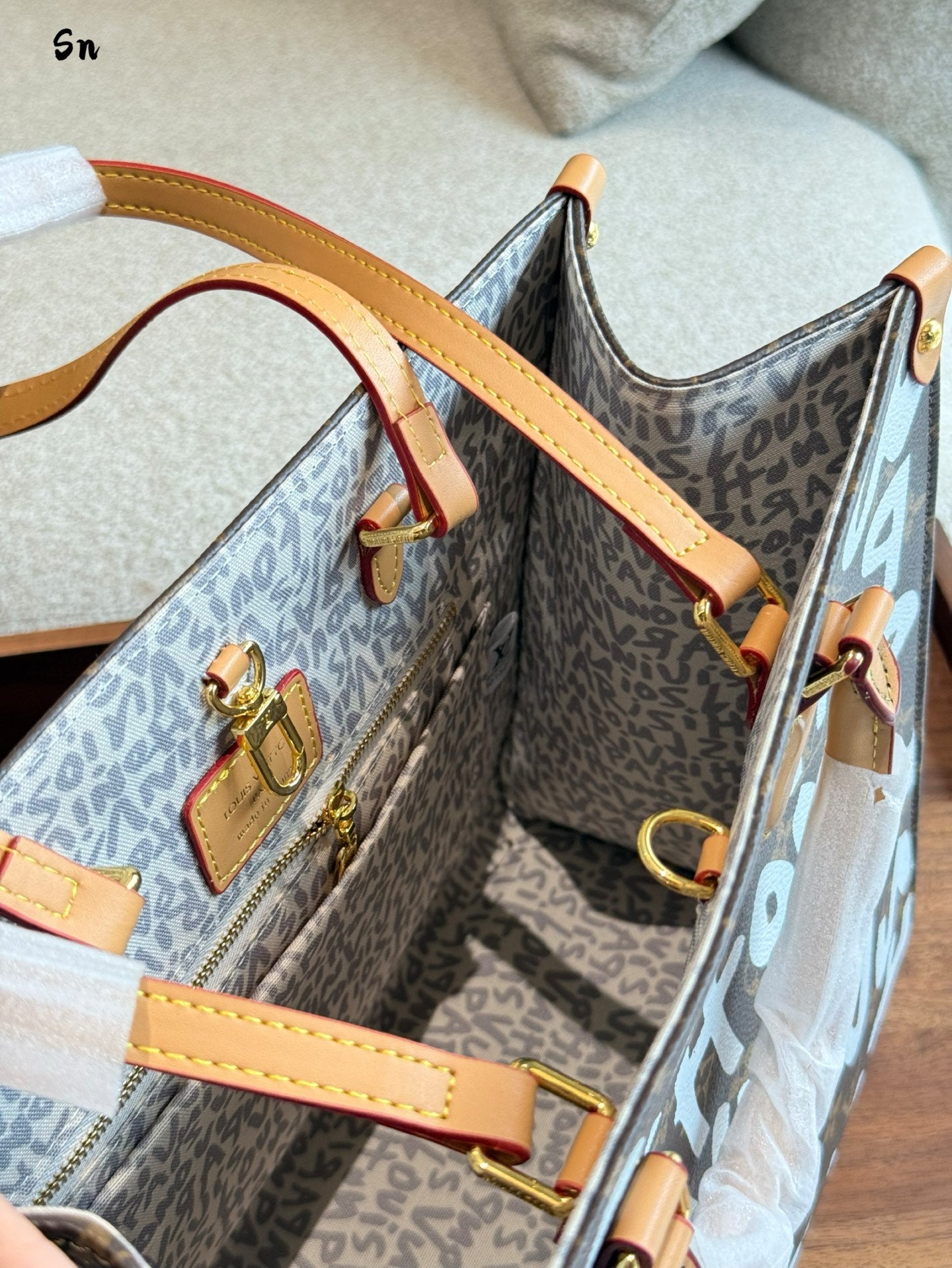 Graffiti letters shopping bag