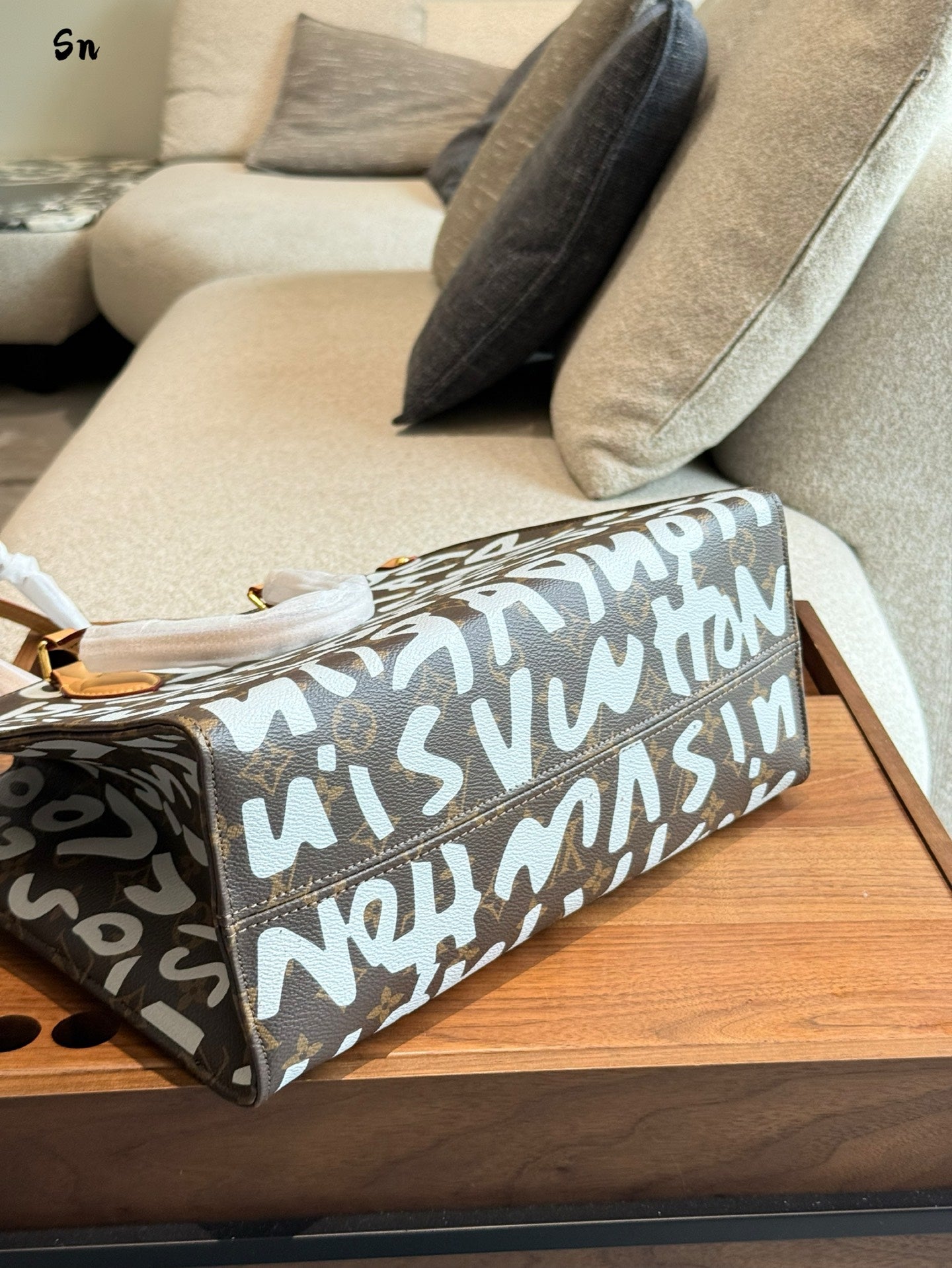 Graffiti letters shopping bag