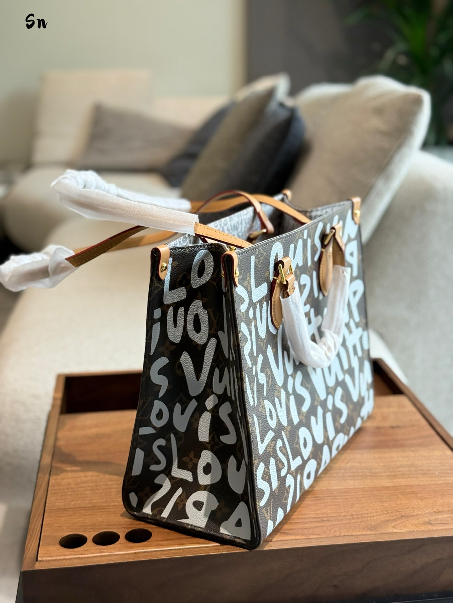 Graffiti letters shopping bag