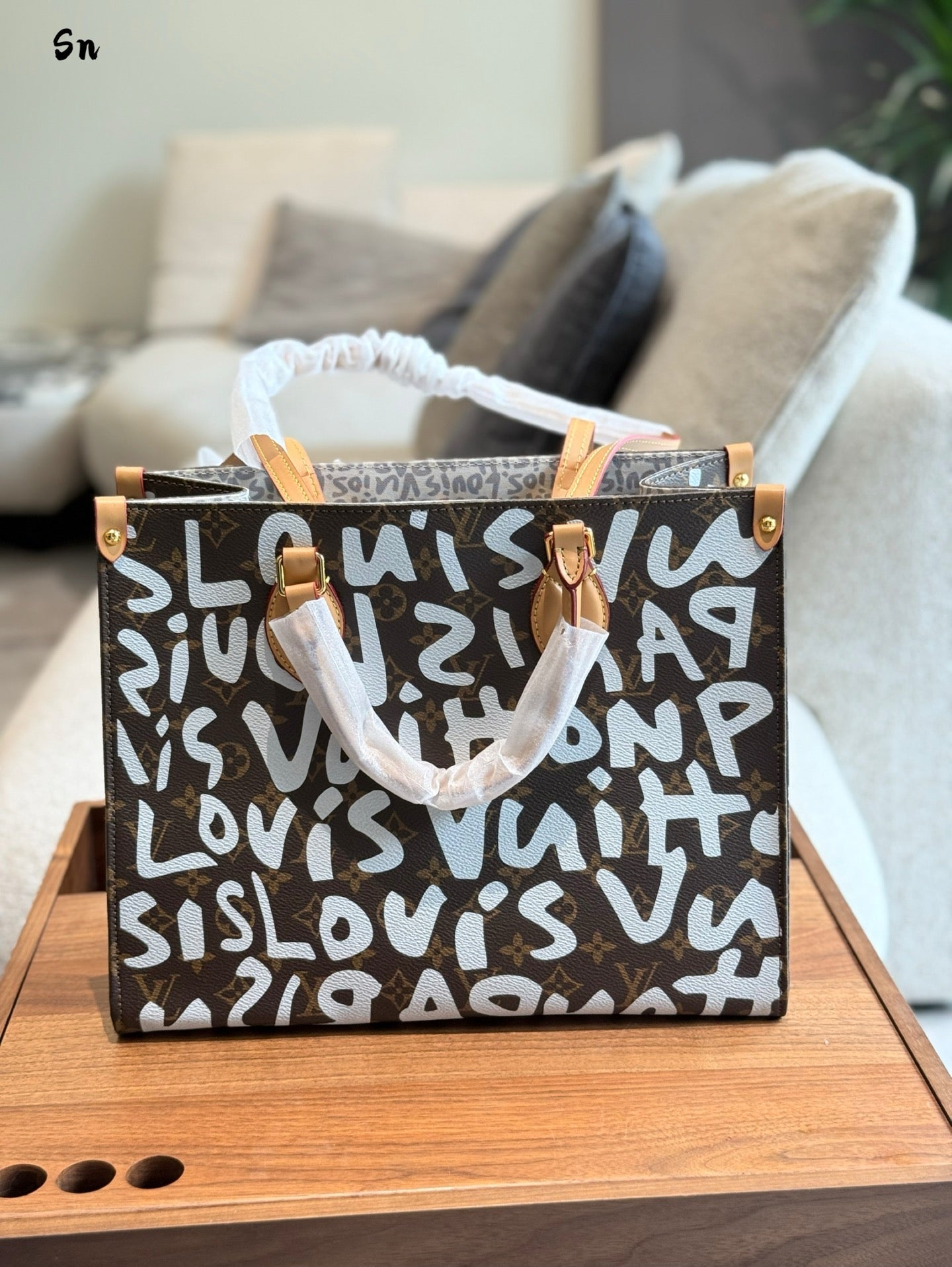 Graffiti letters shopping bag