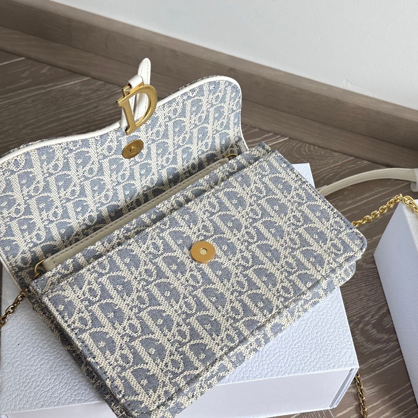 Light Blue Embroidery Chain Bag