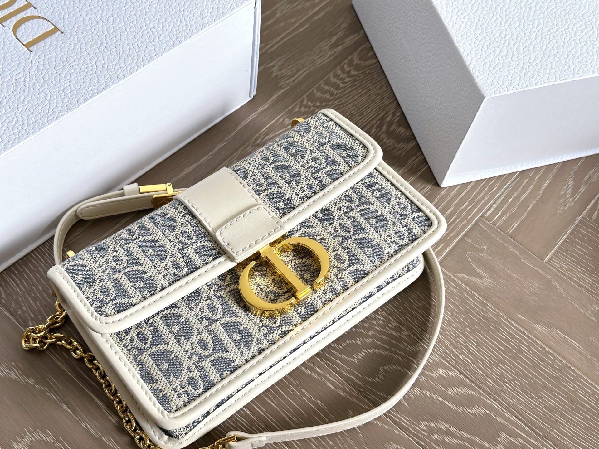 Light blue printed shoulder chain bag