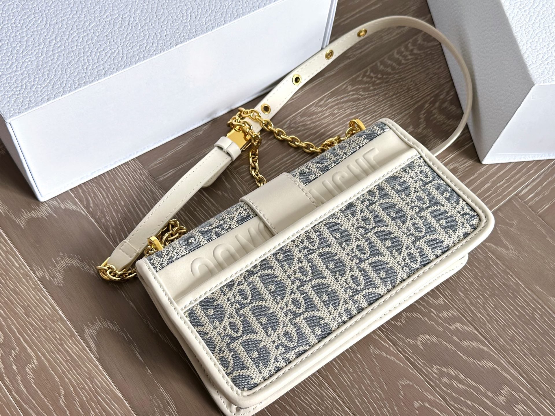 Light blue printed shoulder chain bag