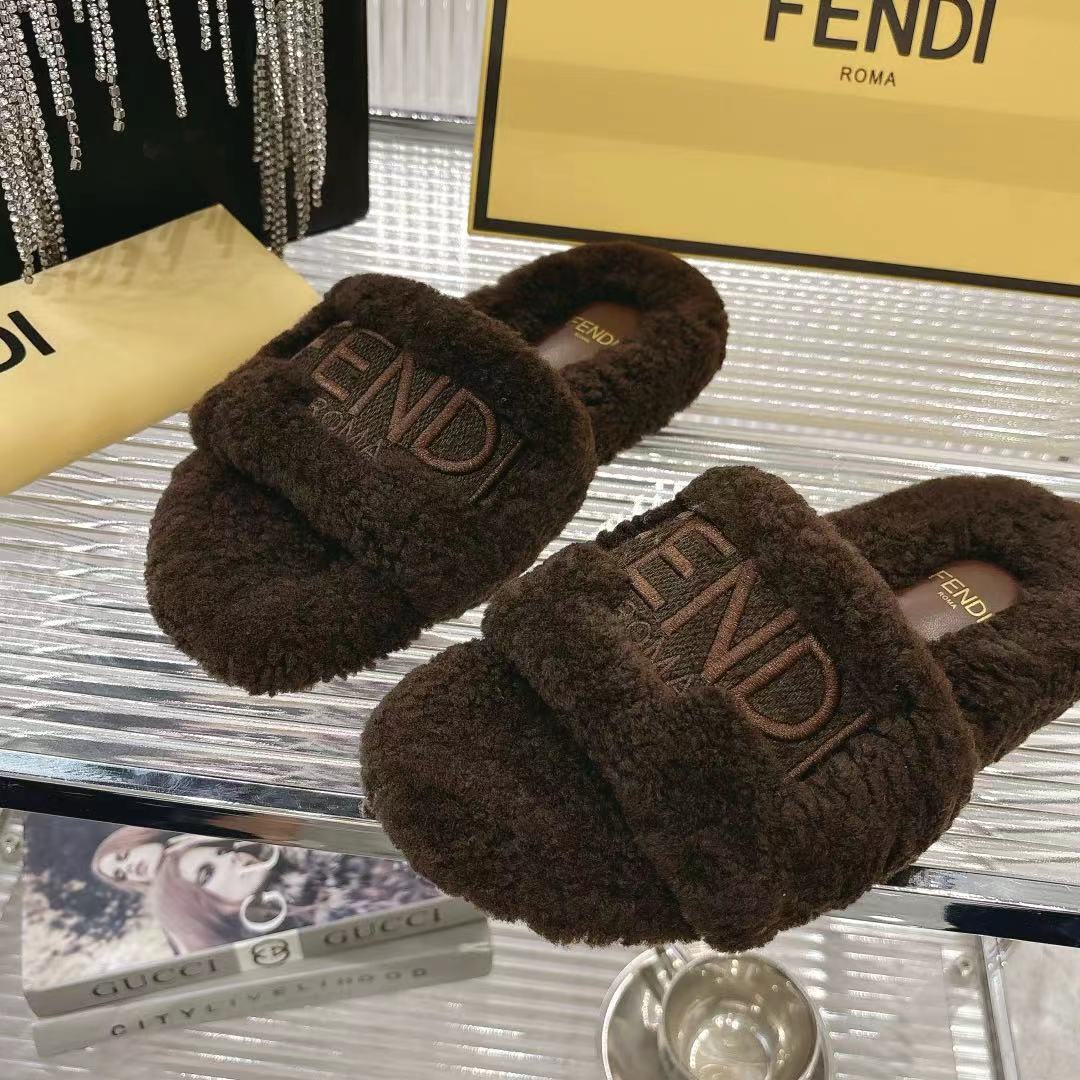 Stylish cashmere slippers