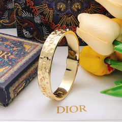 Bee engraved pearl and diamond bracelet