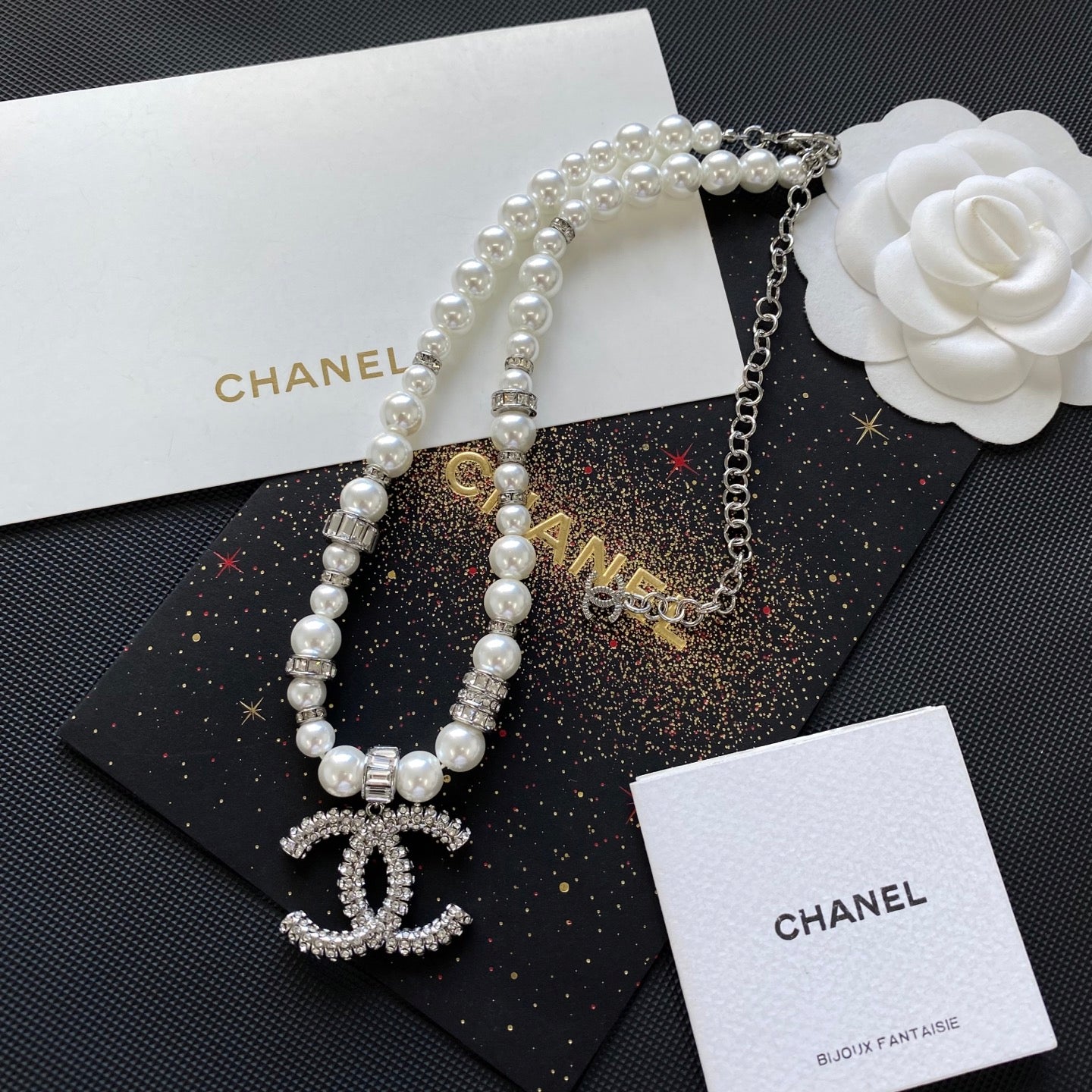 Large pendant pearl necklace