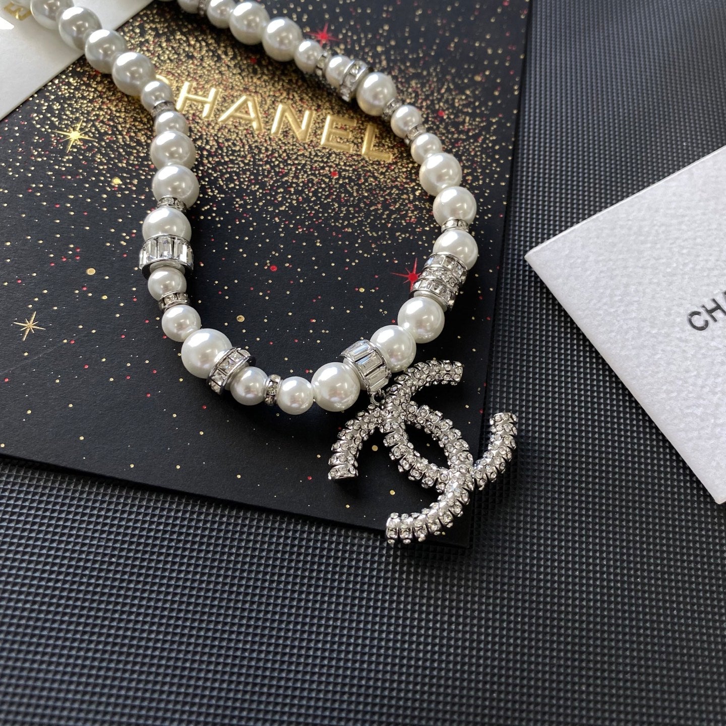 Large pendant pearl necklace