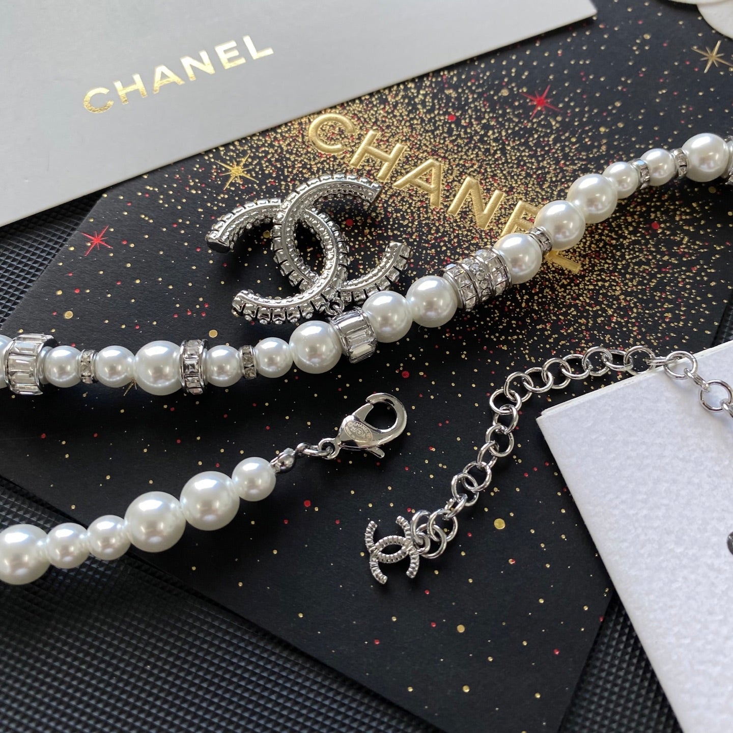 Large pendant pearl necklace
