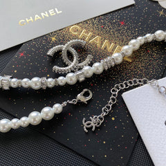 Large pendant pearl necklace