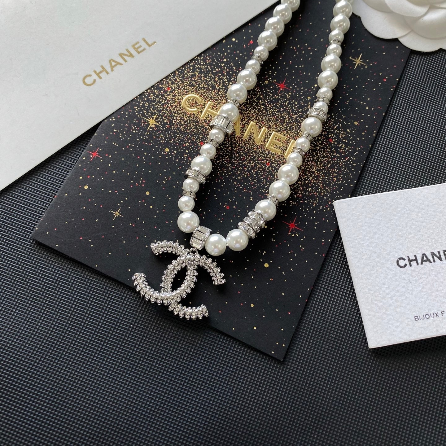 Large pendant pearl necklace