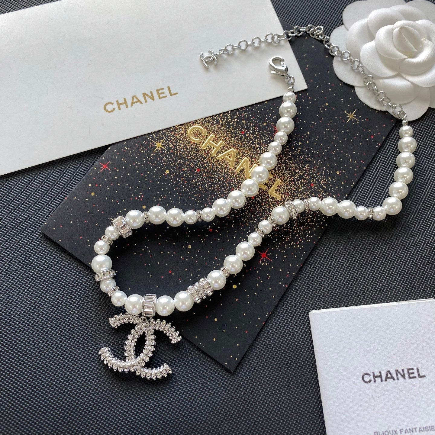 Large pendant pearl necklace
