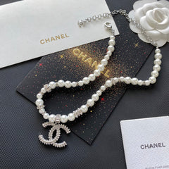 Large pendant pearl necklace