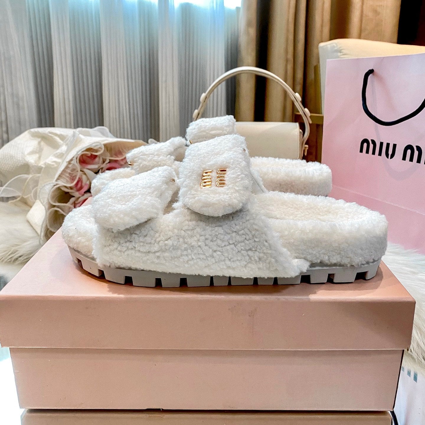 Hook-and-loop Lambswool Slippers