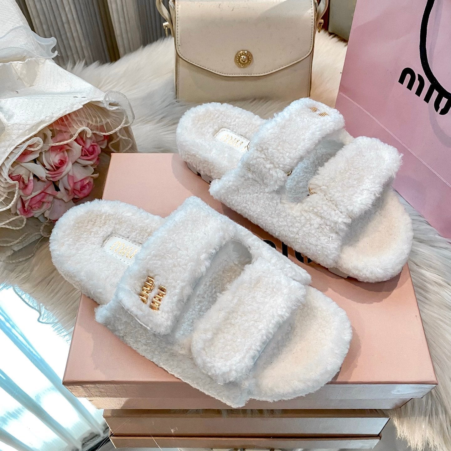 Hook-and-loop Lambswool Slippers