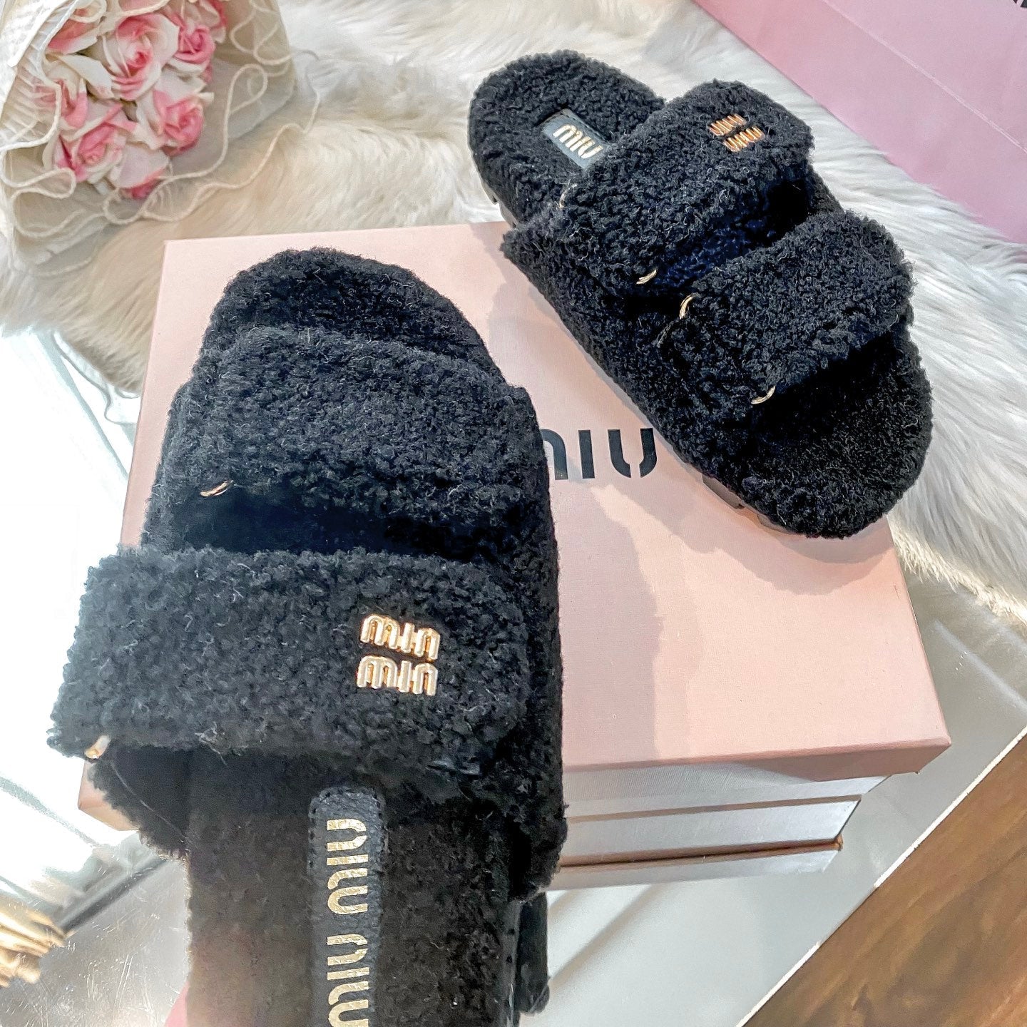 Hook-and-loop Lambswool Slippers