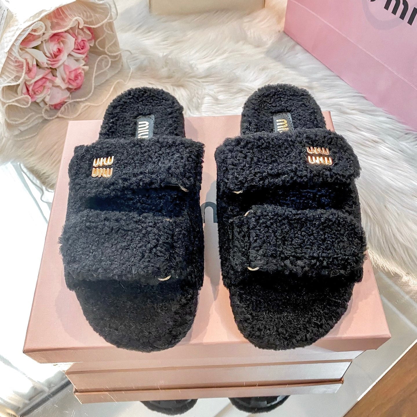 Hook-and-loop Lambswool Slippers