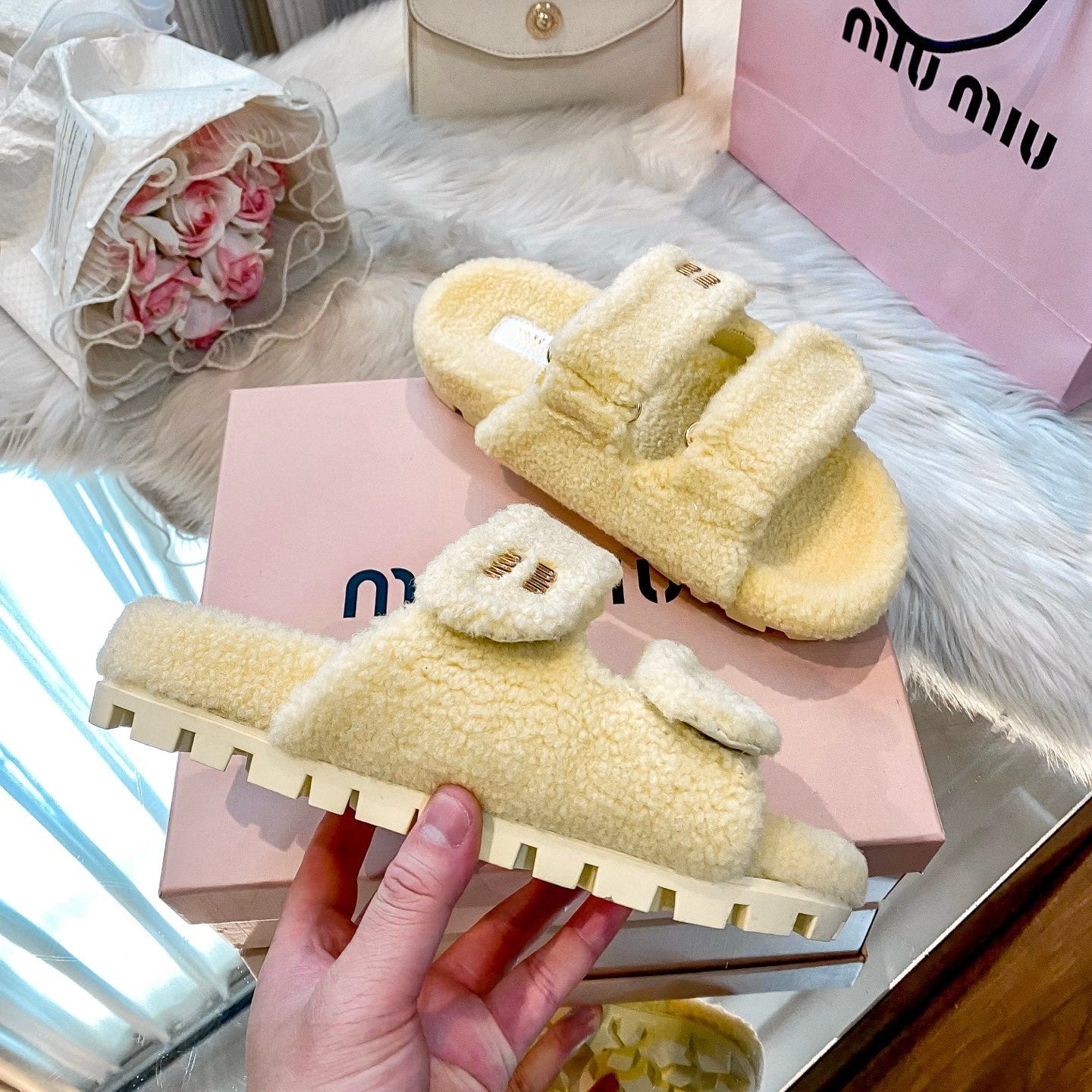 Hook-and-loop Lambswool Slippers