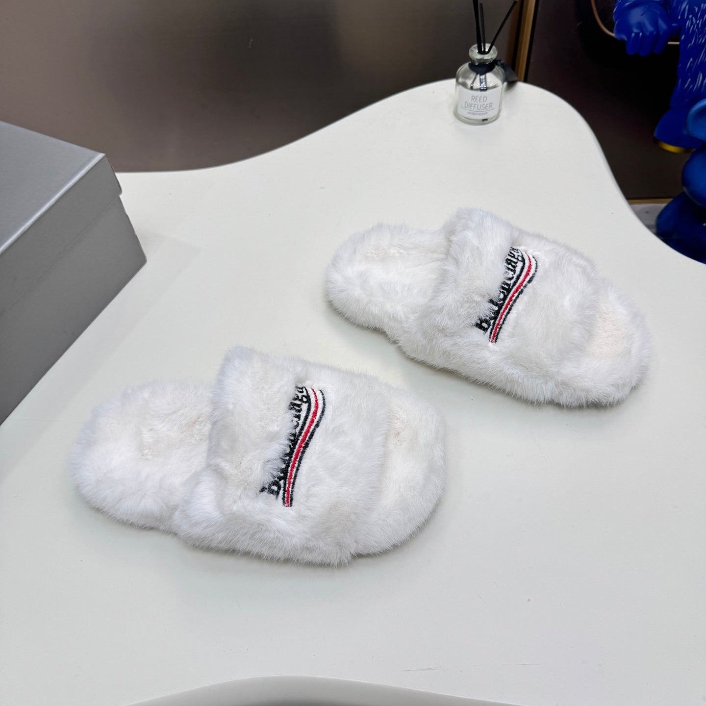 Wool embroidery slippers