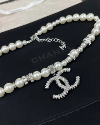 Large pendant pearl necklace