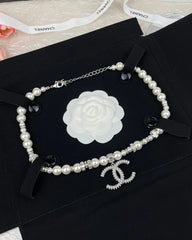 Large pendant pearl necklace