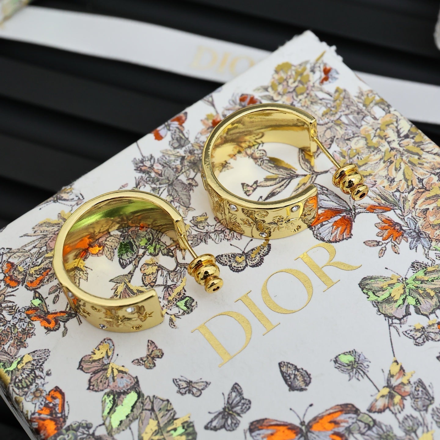 Half-hoop Embossed Bee Star Earrings