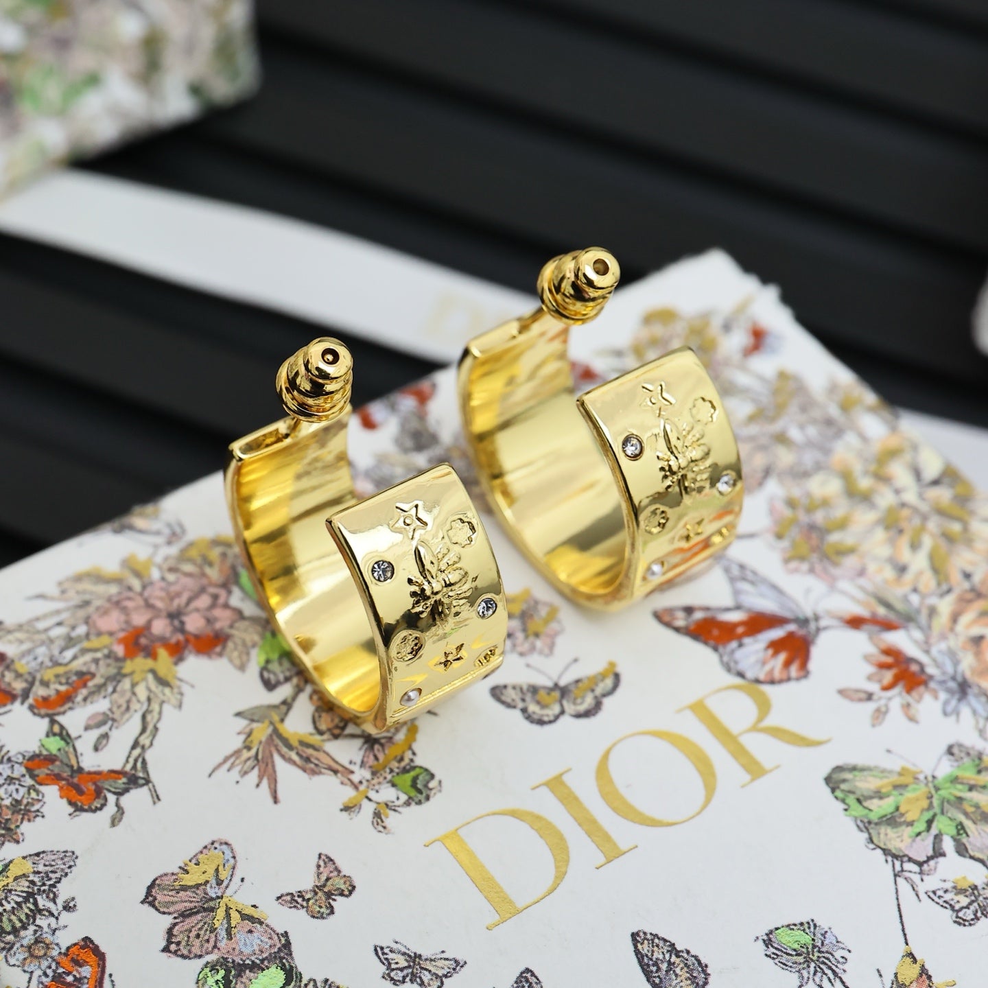 Half-hoop Embossed Bee Star Earrings