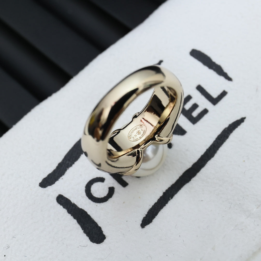 Panda-colored Pearl Ring