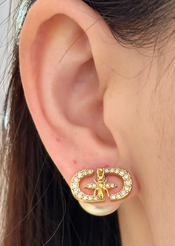 Letter-overlay Bee Pearl Earrings